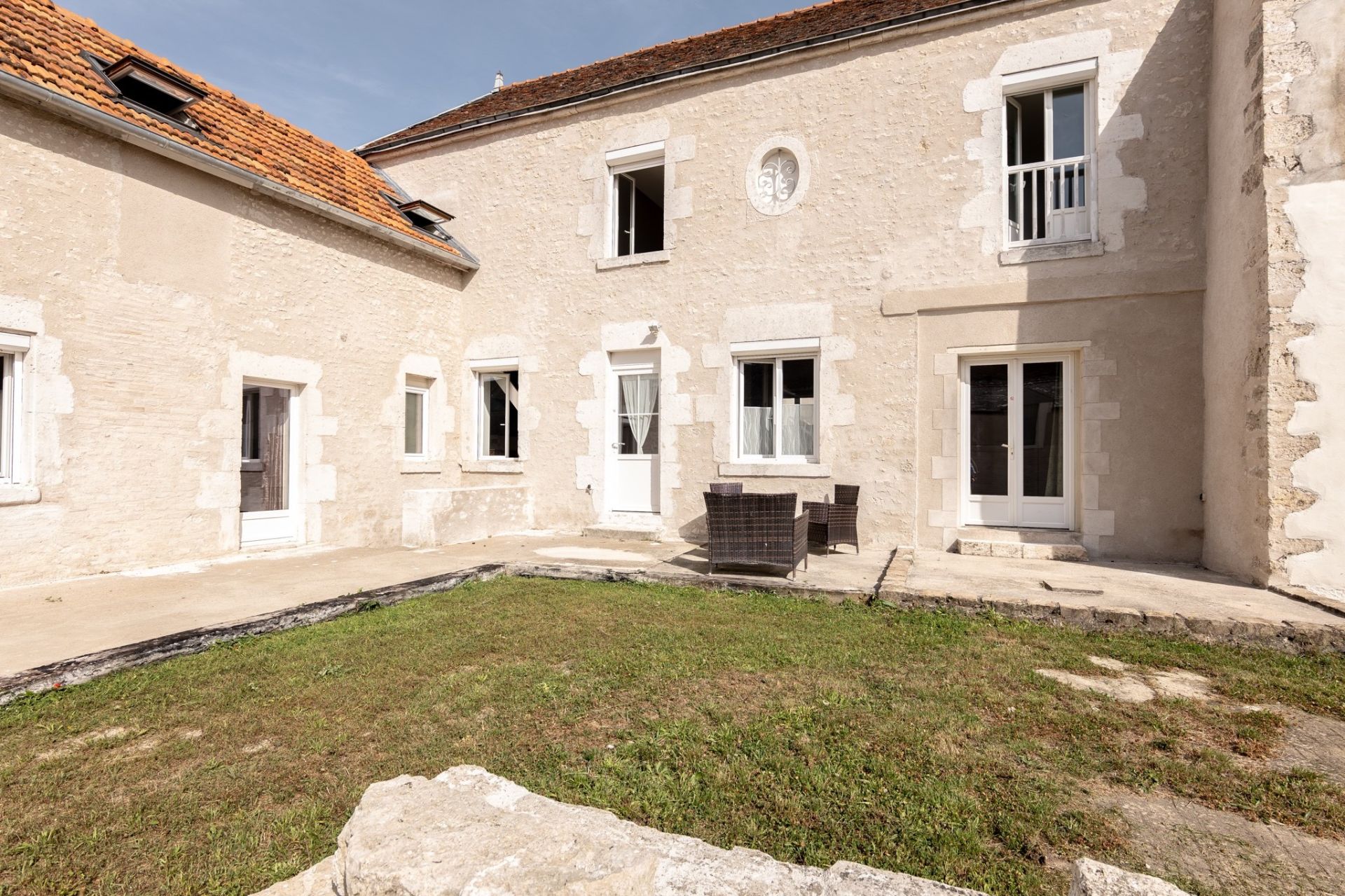 farm complex 10 rooms for sale on LA CHAPELLE ST MARTIN EN PLAINE (41500)