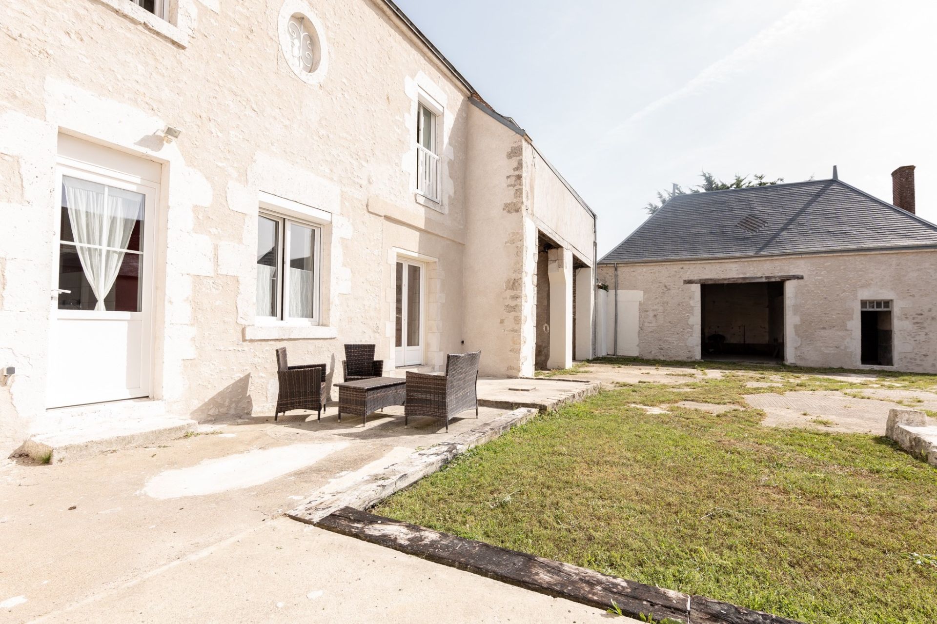 farm complex 10 rooms for sale on LA CHAPELLE ST MARTIN EN PLAINE (41500)