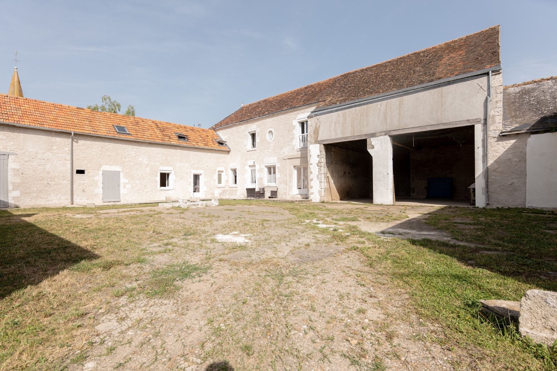 farm complex 10 rooms for sale on LA CHAPELLE ST MARTIN EN PLAINE (41500)