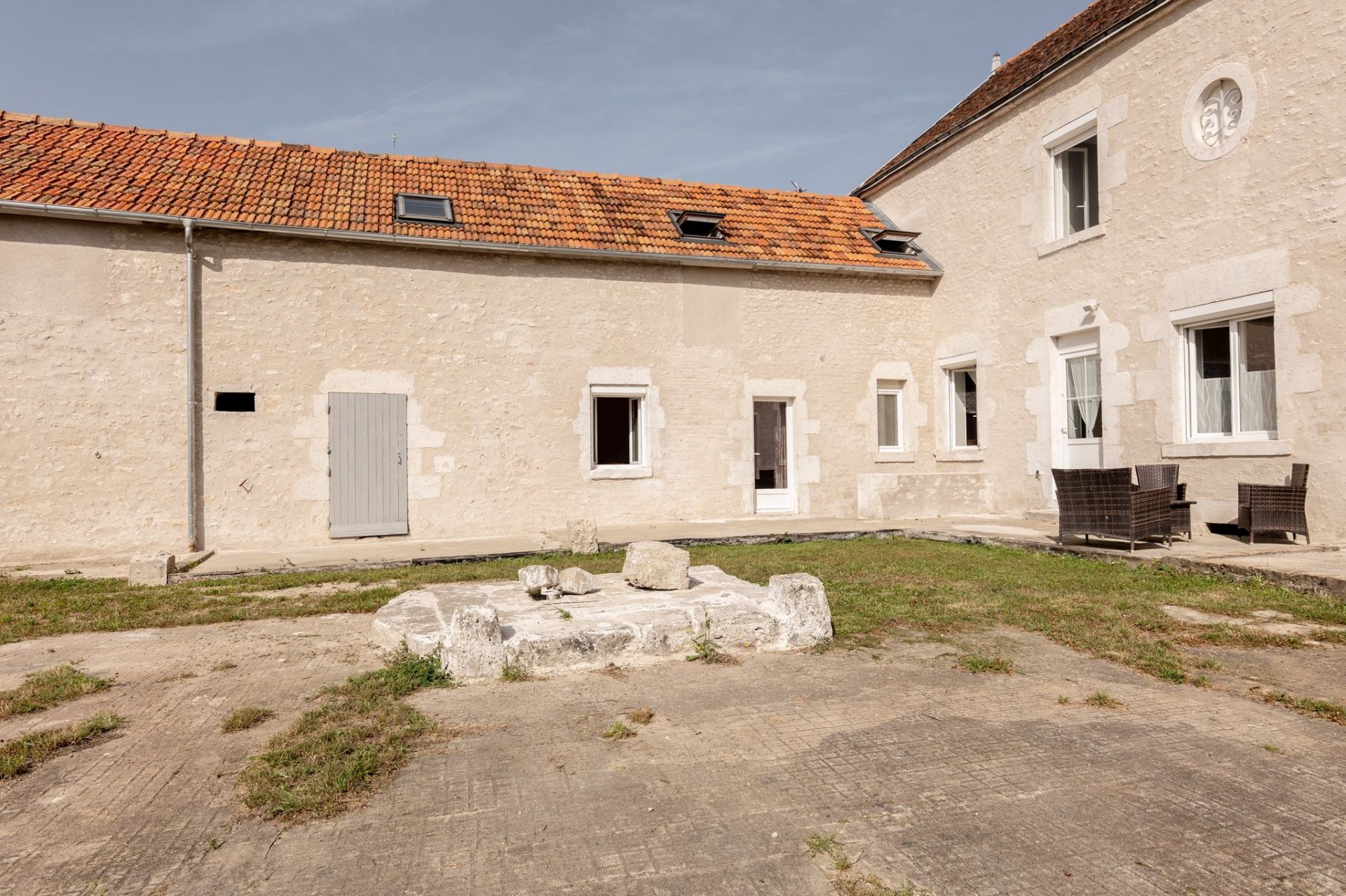 farm complex 10 rooms for sale on LA CHAPELLE ST MARTIN EN PLAINE (41500)