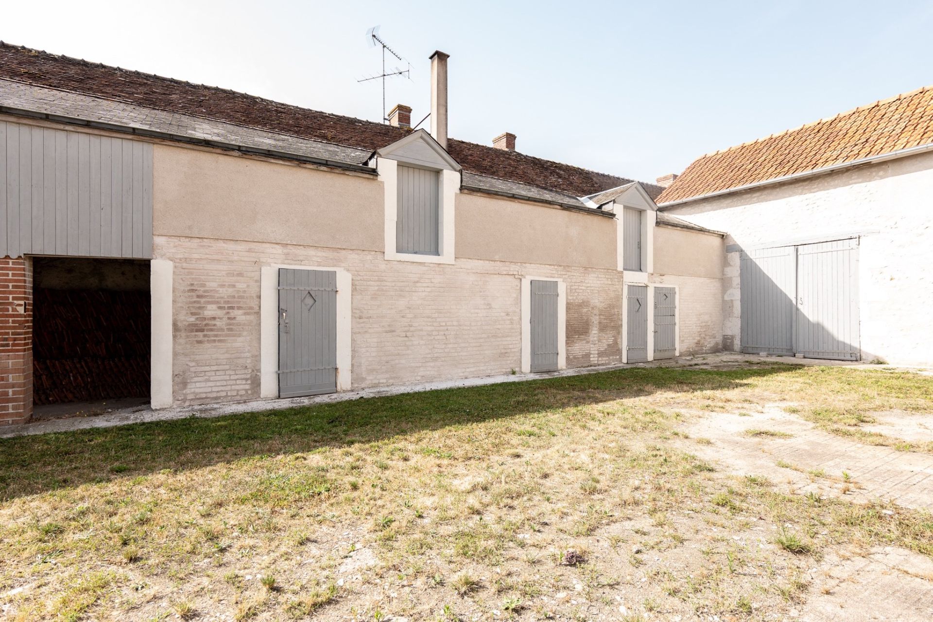 farm complex 10 rooms for sale on LA CHAPELLE ST MARTIN EN PLAINE (41500)